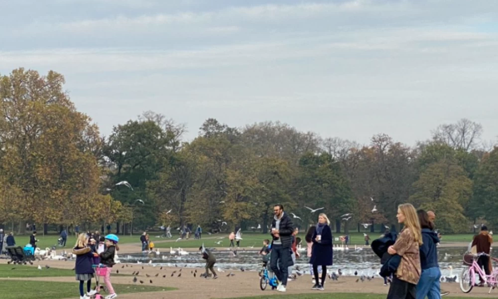 Λονδίνο: "Πλημμύρισαν" τα πάρκα οι Λονδρέζοι, χωρίς μάσκα και αποστάσεις